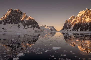 Fototapeta na wymiar Sunrise - Lemaire Channel, Antartica