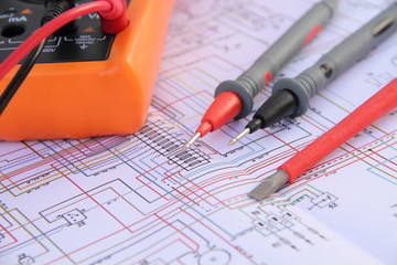 Multimeter mit Meßspitzen auf einem Schaltplan 9