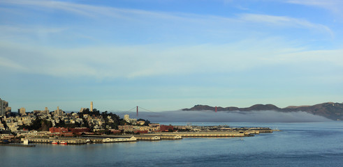 Fototapeta na wymiar Port de San Francisco dans la brume matinale