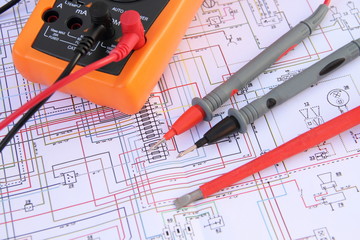 Multimeter mit Meßspitzen auf einem Schaltplan 5