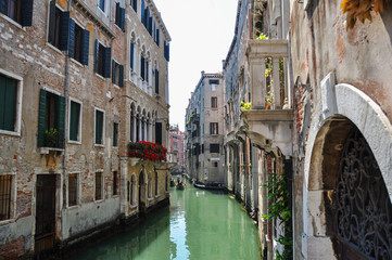Fototapeta na wymiar Narrow water streets of Venice