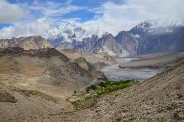 パキスタンの上部フンザ　フサイニ－村と美しい山々