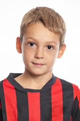 Junge schwarz roten Trikot