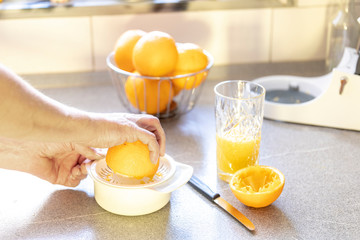 Orangensaft wird frisch gepresst