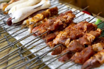 양고기를 꼬치 에 구워서 먹는 고기구이