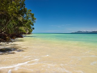 Mamutik Island beach with sand and turquose water