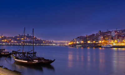 Fototapeta na wymiar Porto bei Nacht - Portugal