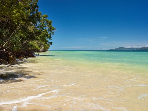 Mamutik Island beach with sand and turquose water