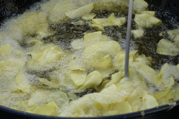 Cocinando papas fritas en aceite de la huerta Valenciana de otoño