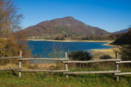 Veduta del lago di Campotosto in autunno