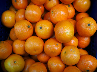 Mandarinas en un mercado, vistas desde arriba. Fruta a granel