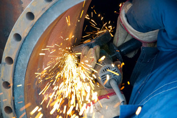 Repair of the weld of the manhole of the process column after heat treatment at the refinery