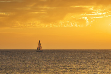 Navigare nell'oro del tramonto