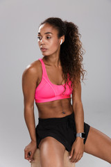 Obraz premium Full length portrait of a strong young woman