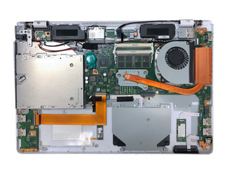 裏蓋を外したノートパソコン