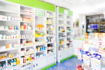 Keuken spatwand met foto schappen met medicijnen in de apotheek vervagen © sumroeng