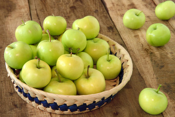 Fototapeta na wymiar green apples in a basket
