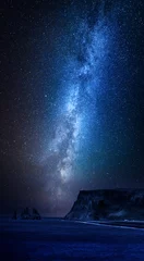 Poster Melkweg over zwart zandstrand & 39 s nachts, IJsland © shaiith