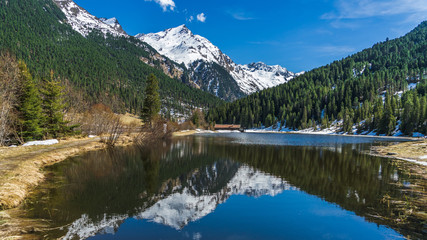 Fototapeta na wymiar reflections in a mountain lake