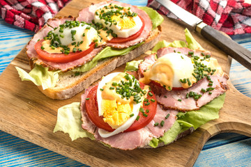 Sandwich with tomatoes, eggs and lettuce.