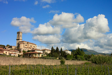 Malerisches italienisches Dorf San Pietro in Cariano in Valpolicella Weinregion mit alter Kirche und Zypressen nahe Gardasee in Italien