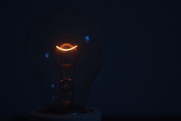 Obraz na płótnie Canvas light bulb in the dark