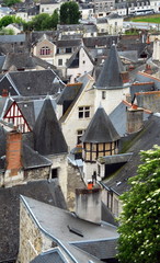 Les toits de la ville de Chinon, tourelles et colombages, département d'Indre-et-Loire, France