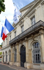 Fototapeta na wymiar Ville de Chinon, Hôtel de Ville, mairie et drapeaux, département d'Indre-et-Loire, France