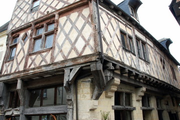 Ville de Chinon, ruelle du centre historique, maison &agrave; pans de bois, d&eacute;partement d'Indre-et-Loire, France