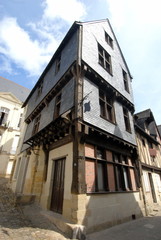 Fototapeta na wymiar Ville de Chinon, ruelle du centre historique, maison ancienne, département d'Indre-et-Loire, France