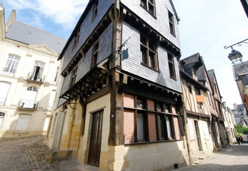 Fototapeta na wymiar Ville de Chinon, ruelle du centre historique, maison ancienne, département d'Indre-et-Loire, France 