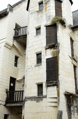 ville de Chinon, vieille façade blanche avec balcons en bois, ruelle du centre historique, département d'Indre et Loire, France