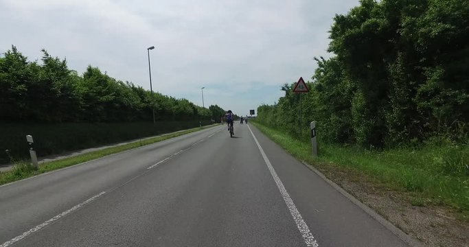 autofrei Radfahren auf der Landstraße - Volksradrahren