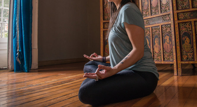 mujer y hombre practicando posiciones de yoga, en una luz suave y relajado, concentracion y formas con las manos