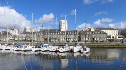 Voiliers dans le port de plaisance de Lorient, en Bretagne (France)