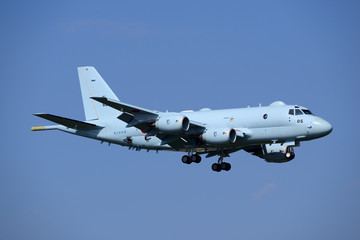 海上自衛隊 P-1 着陸
