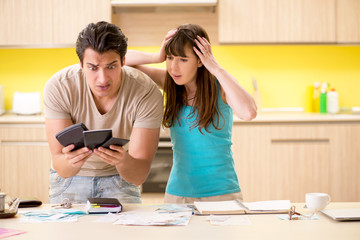 Obraz premium Young family struggling with personal finance