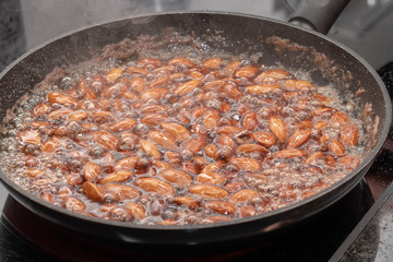 Mandeln selbst kochen mit Zucker karamellisiert im Topf