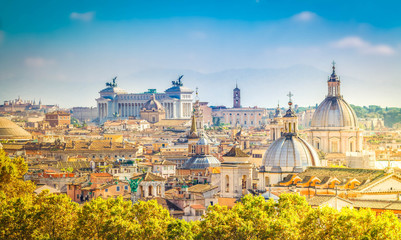 vue sur les toits de la ville de Rome à jour, Italie, aux tons rétro