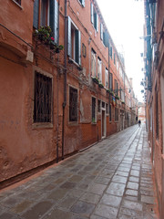 Obraz na płótnie Canvas In the non-touristic canals and alleys of Venice
