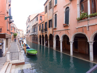 Fototapeta na wymiar In the non-touristic canals and alleys of Venice