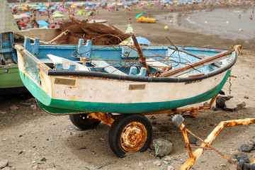 Fototapeta na wymiar Altes Boot, Boote am Strand