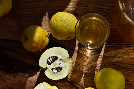 einture de coing d'or dans un verre &agrave; c&ocirc;t&eacute; du fruit de coing
