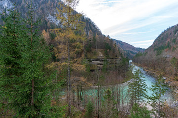 Fluss mit herbstlichen Bäumen