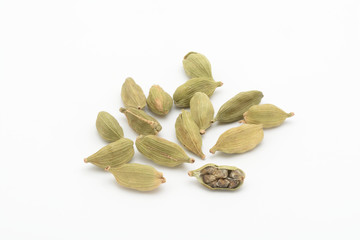 Cardamomo en grano sobre fondo blanco