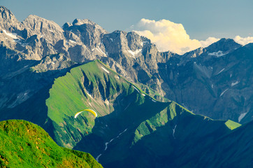 Drachenflieger &uuml;ber den Bergen