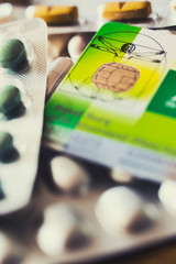 Gesundheitskarte und Tabletten