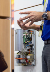 Gros plan sur les mains d'un technicien commercial