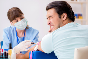 Obraz premium Young patient during blood test sampling procedure 