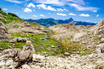 Ein kleiner Bach in den Bergen